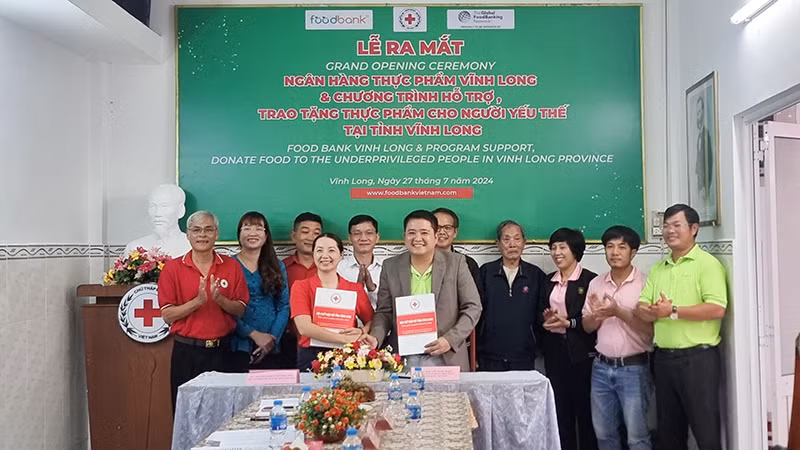 Lễ ký kết chương trình hợp tác cung ứng cho Ngân hàng thực phẩm Vĩnh Long.