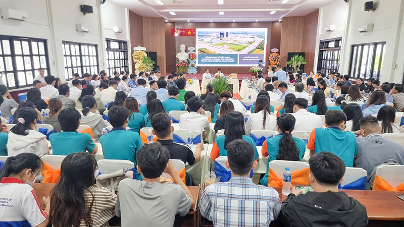 Diễn giả trình bày tại hội thảo.
