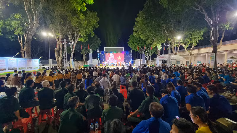 Quang cảnh đêm khai mạc hội thi.