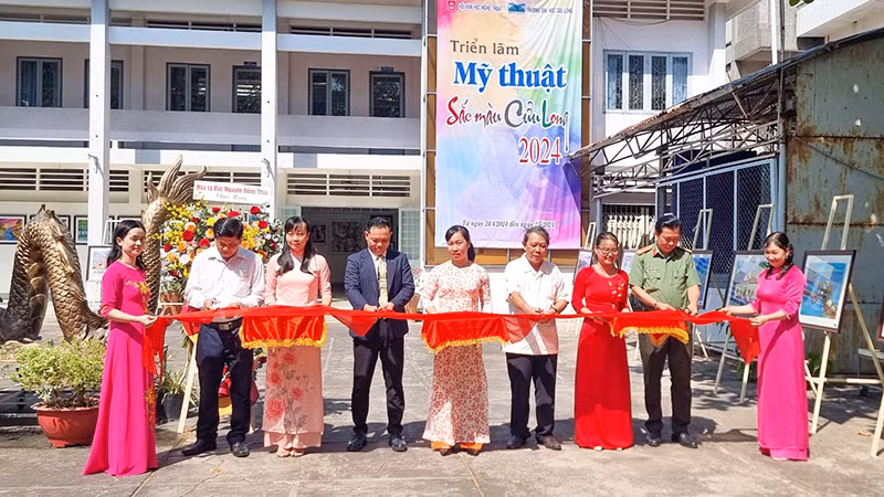 Nghi thức khai mạc "Triển lãm Sắc màu Cửu Long 2024" tại trụ sở Hội Văn học nghệ thuật tỉnh Vĩnh Long sáng 24/4/2024. 