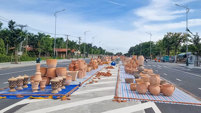 Con đường nghệ thuật gốm đỏ Vĩnh Long có chiều dài hơn 500m với 2.500 sản phẩm gạch gốm đỏ được trưng bày.