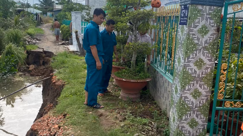 Lực lượng dân quân hỗ trợ người dân di dời tài sản đến nơi an toàn.