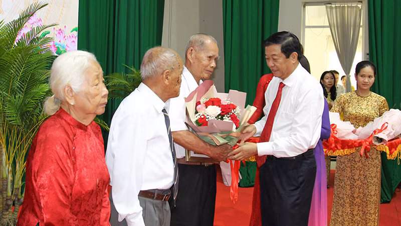 Bí thư Tỉnh ủy Vĩnh Long Bùi Văn Nghiêm trao Huy hiệu Đảng tặng các đồng chí cao tuổi đảng. 