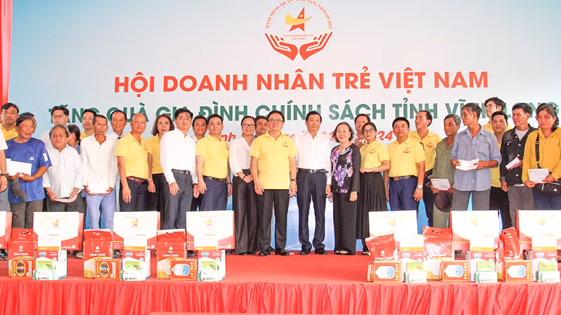 Lãnh đạo tỉnh Vĩnh Long và lãnh đạo Trung ương Hội Doanh nhân trẻ Việt Nam trao quà cho gia đình chính sách. 