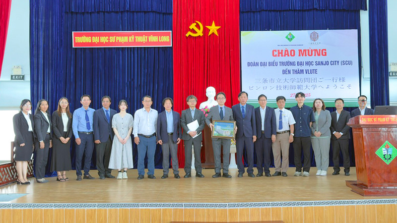 Lãnh đạo Sở Giáo dục và Đào tạo tỉnh Vĩnh Long chụp hình lưu niệm cùng với lãnh đạo 2 trường tại buổi gặp gỡ. 