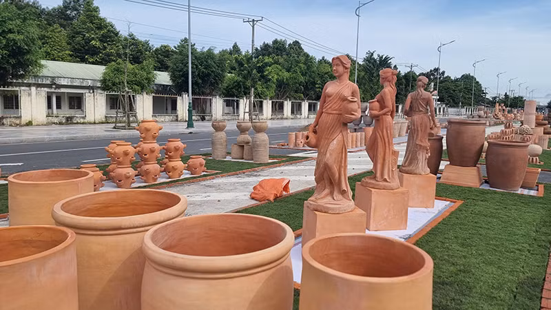 Con đường nghệ thuật gốm đỏ Vĩnh Long gần hình thành tại phường 9, thành phố Vĩnh Long, tỉnh Vĩnh Long. 