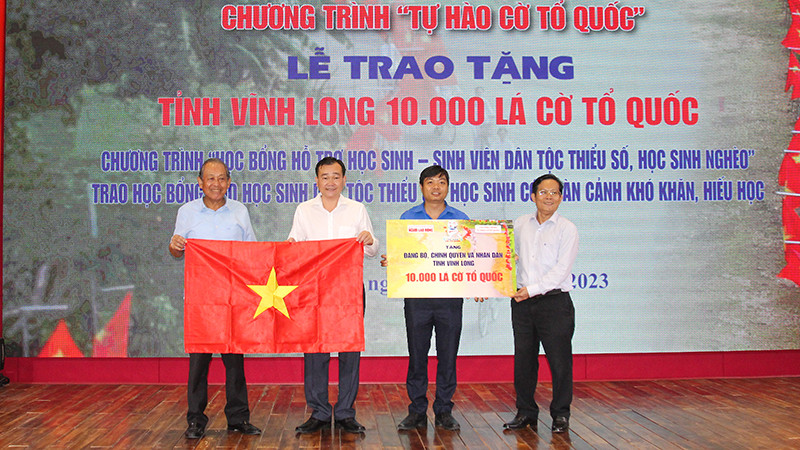Ban tổ chức trao tặng bảng tượng trưng 10.000 lá cờ Tổ quốc. 