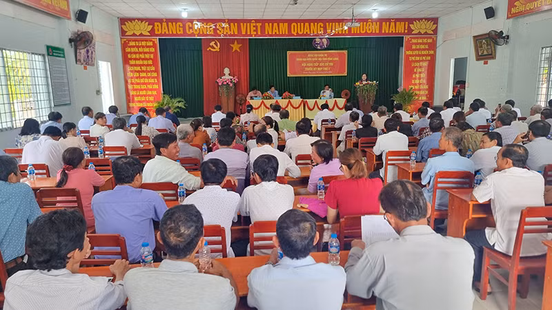 Quang cảnh buổi tiếp xúc cử tri tại huyện Mang Thít sáng 4/5.