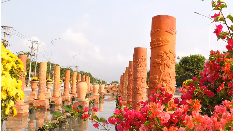 Đường gốm và hoa Vĩnh Long. 