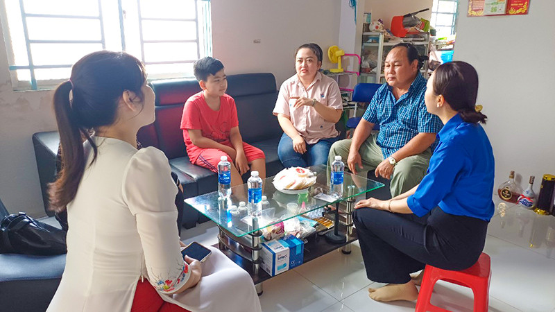 Ban Giám hiệu Trường trung học cơ sở Lộc Hòa đến thăm hỏi sức khỏe các em bị ngộ độc. 