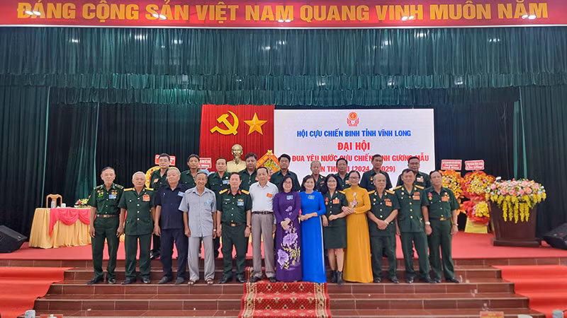 Đại biểu chụp hình lưu niệm tại đại hội.