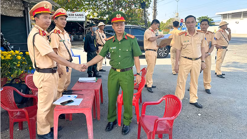 Đại tá Trà Quang Thanh, Phó Giám đốc Công an tỉnh Vĩnh Long cùng lãnh đạo Phòng Cảnh sát giao thông kiểm tra công tác lực lượng chức năng làm nhiệm vụ trên địa bàn vào sáng 14/2