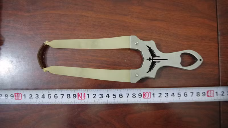 Ná thun của 2 thiếu niên bị công an thu giữ.