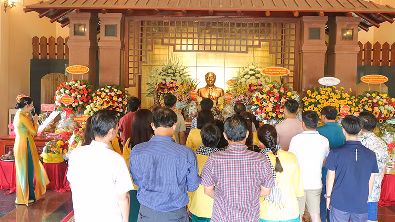 Đoàn đại biểu dâng hương tưởng nhớ Thủ tướng Chính phủ Võ Văn Kiệt.