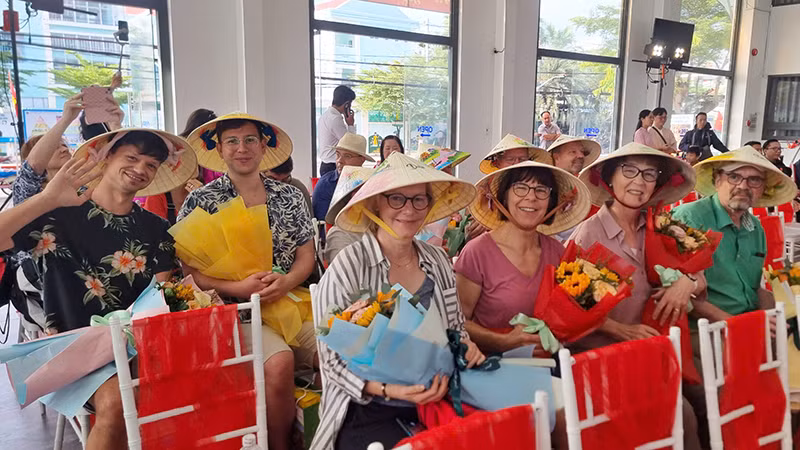 Những vị khách du lịch quốc tế thích thú với những món quà đặc trưng Vĩnh Long.