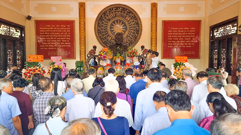 Các đại biểu mặc niệm Chủ tịch Hội đồng Bộ trưởng Phạm Hùng.