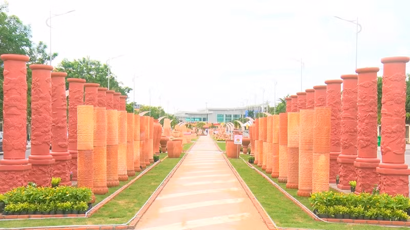 Con đường gốm đỏ Vĩnh Long.