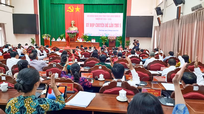 Đại biểu Hội đồng nhân dân tỉnh Vĩnh Long biểu quyết thông qua các Nghị quyết tại kỳ họp. 