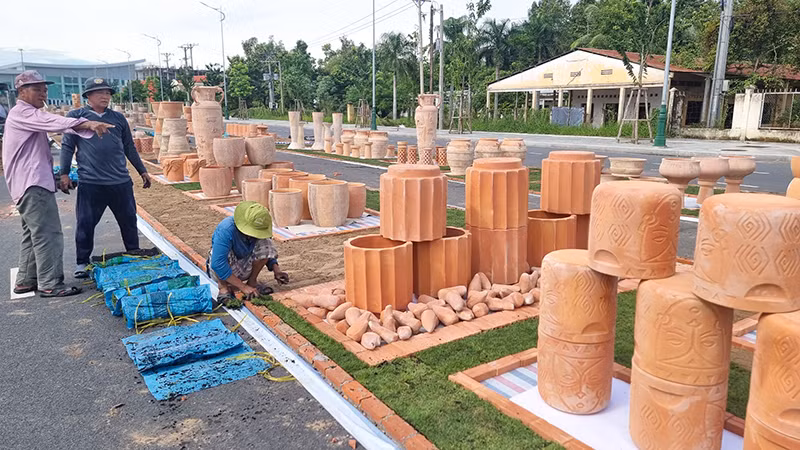 Nhiều công nhân đang khẩn trương hoàn thiện công trình.