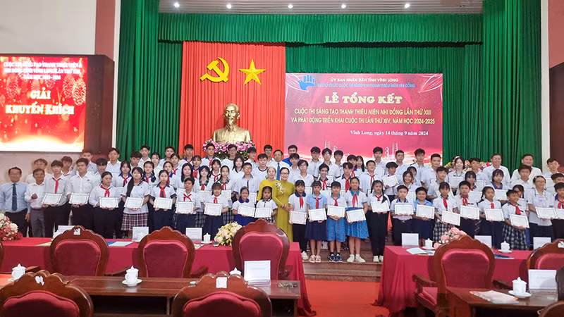 Những tác giả đạt giải cuộc thi. 