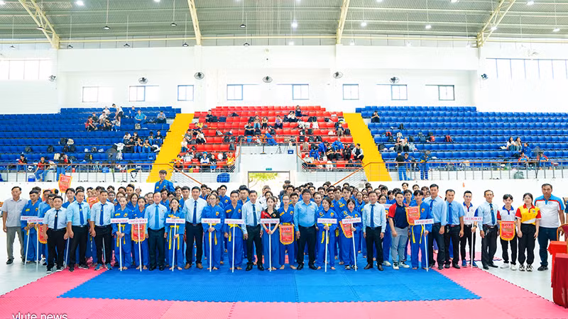 Quang cảnh khai mạc.