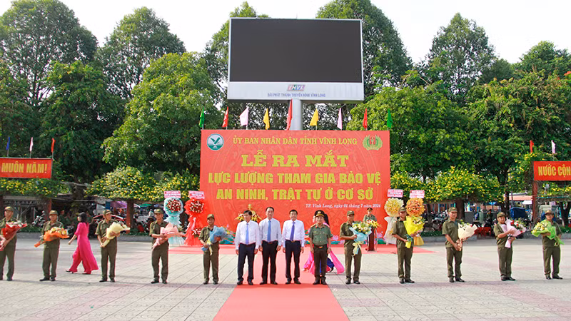Lãnh đạo tỉnh Vĩnh Long chúc mừng ra mắt tổ bảo vệ an ninh trật tự cơ sở. 