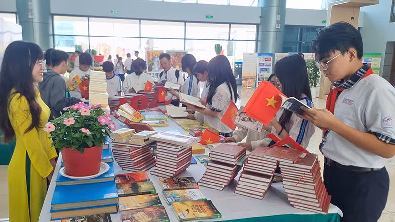 Các em học sinh tham gia đọc sách.