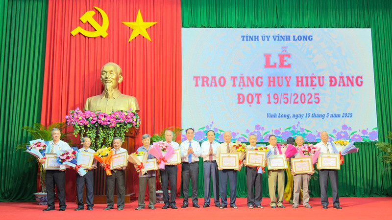 Lãnh đạo tỉnh Vĩnh Long trao Huy hiệu Đảng cho các đảng viên.