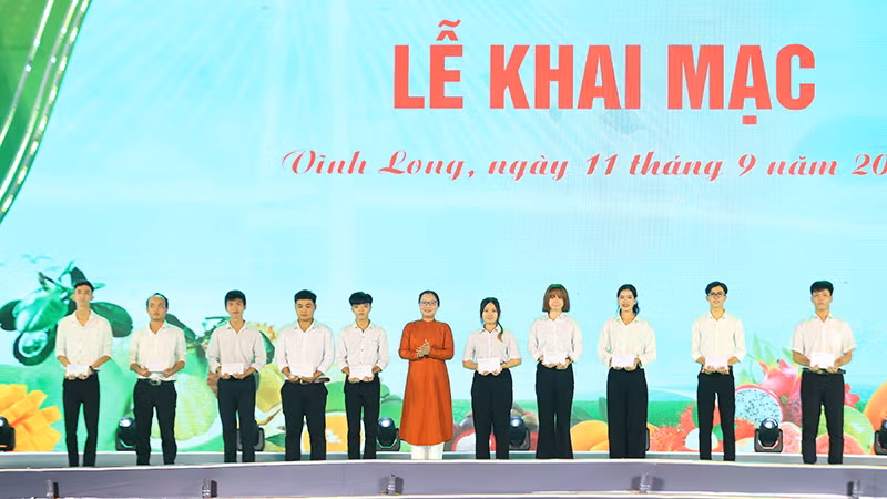 Phó Chủ tịch Ủy ban nhân dân tỉnh Vĩnh Long Nguyễn Thị Quyên Thanh trao học bổng cho các em học sinh vượt khó học giỏi.