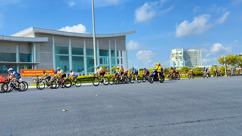 Các vận động viên xe đạp tham gia giải đấu.