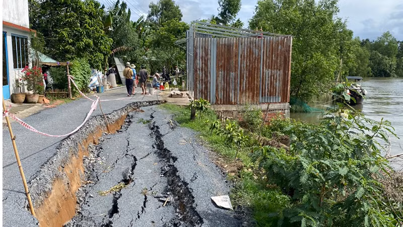 Một đoạn sạt lở đường nhựa tuyến đường Nguyễn Thị Nhỏ ở xã Long Phước, huyện Long Hồ, tỉnh Vĩnh Long.