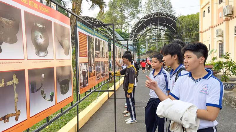 Học sinh Vĩnh Long xem triển lãm về Vua Hùng.