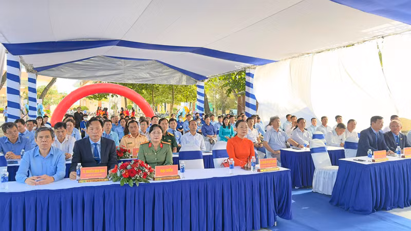 Đại biểu tham dự buổi lễ.