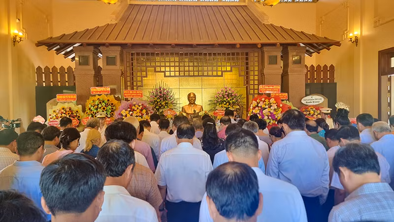 Đại biểu dâng hương kỷ niệm 16 năm ngày mất Thủ tướng Chính phủ Võ Văn Kiệt.