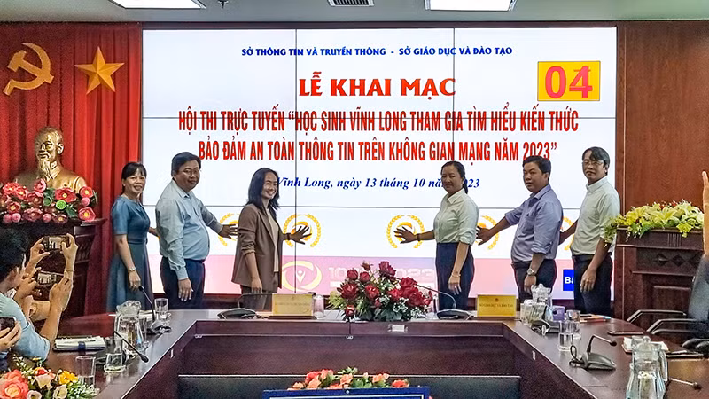 Ban tổ chức bấm nút khai mạc Hội thi. 