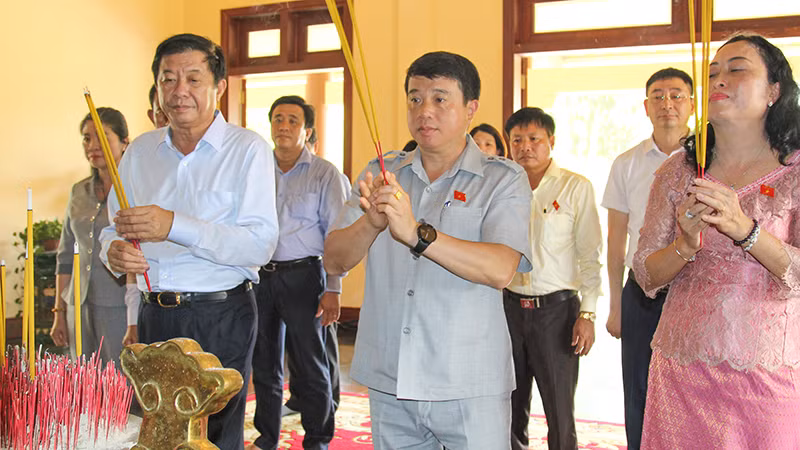 Đoàn công tác dâng hương tại Khu lưu niệm Thủ tướng Chính phủ Võ Văn Kiệt.