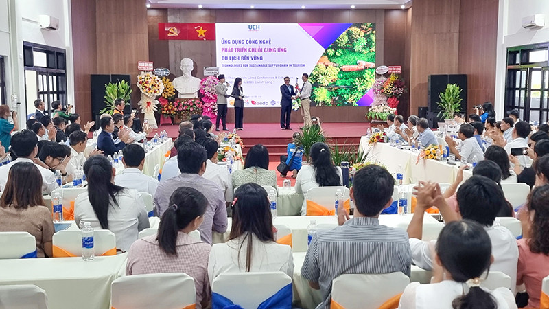 Quang cảnh Hội thảo khoa học "Ứng dụng công nghệ phát triển chuỗi cung ứng du lịch bền vững". 