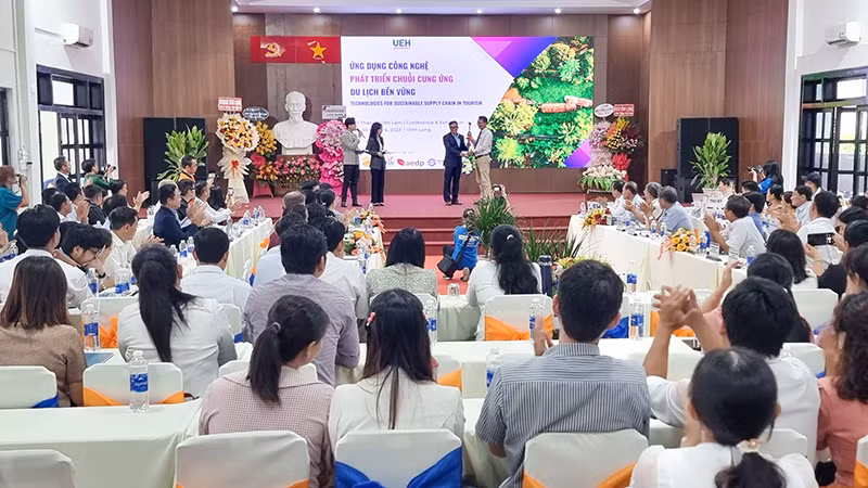 Quang cảnh Hội thảo khoa học "Ứng dụng công nghệ phát triển chuỗi cung ứng du lịch bền vững". 