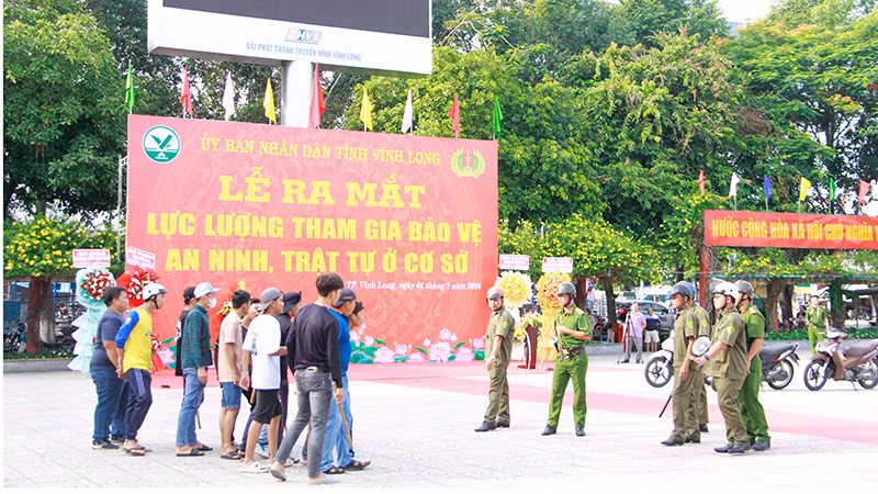 Tổ bảo vệ an ninh trật tự cơ sở biểu diễn trấn áp tội phạm tại buổi lễ.