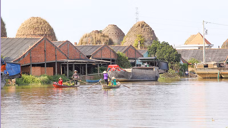 Du khách bên dòng kênh Thầy Cai.