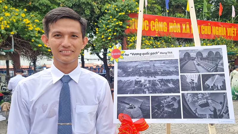 Huy chương Vàng thể loại ảnh trắng đen được trao cho tác phẩm “Vẻ đẹp vương quốc gạch Mang Thít” của tác giả Trần Thanh Sang (tỉnh Vĩnh Long).