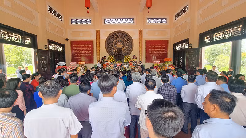 Các đại biểu dâng hương kỷ niệm 112 năm ngày sinh Chủ tịch Hội đồng Bộ trưởng Phạm Hùng.