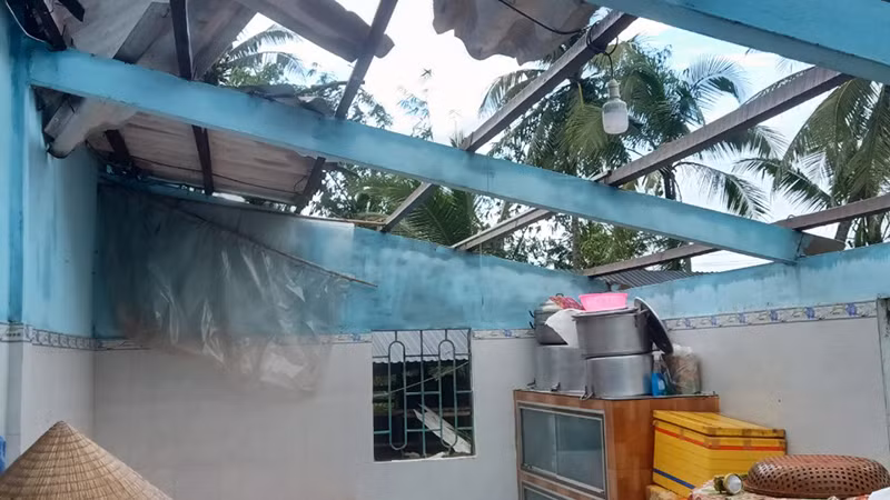 Lốc xoáy làm nhiều căn nhà bị tốc mái.