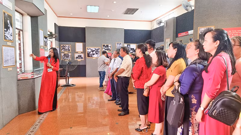 Các đại biểu tham quan ảnh tư liệu về Chiến thắng Điện Biên Phủ. 