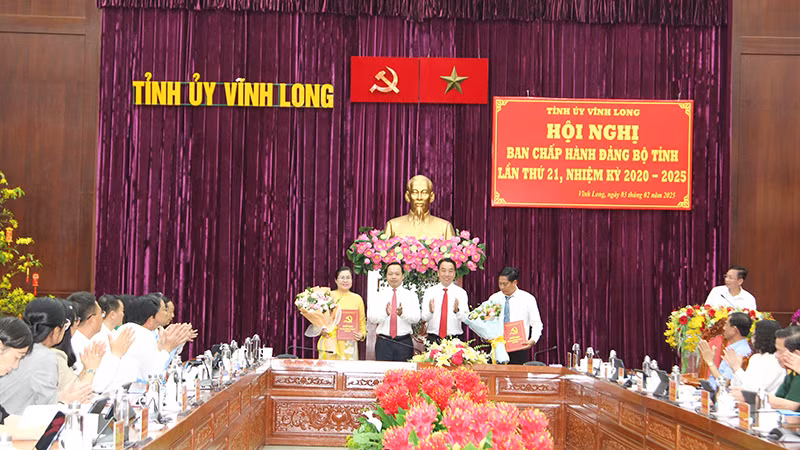 Bí thư Tỉnh ủy Vĩnh Long Trần Tiến Dũng trao Quyết định và hoa chúc mừng lãnh đạo Ban Tuyên giáo và Dân vận Tỉnh ủy. 