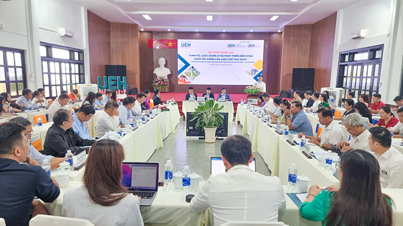 Các đại biểu tham gia phiên tổng thể của hội thảo.