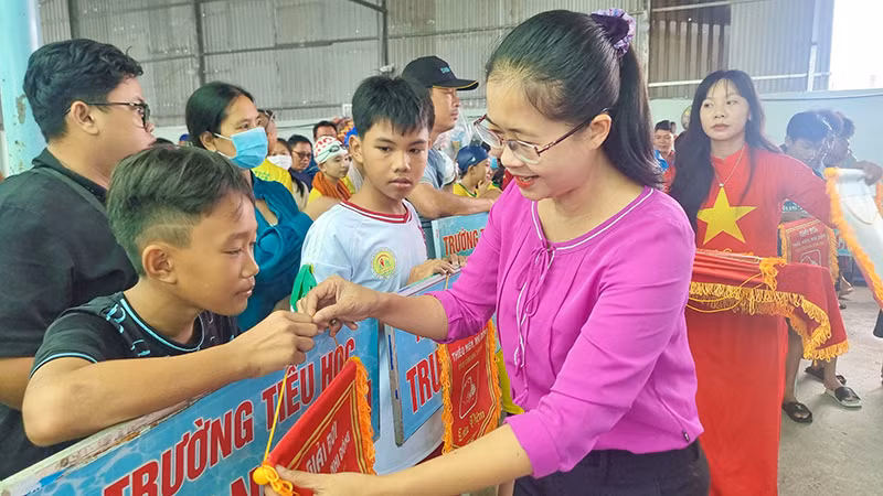 Lãnh đạo Sở Lao động-Thương binh và xã hội tỉnh Vĩnh Long trao cờ lưu niệm cho các đơn vị.