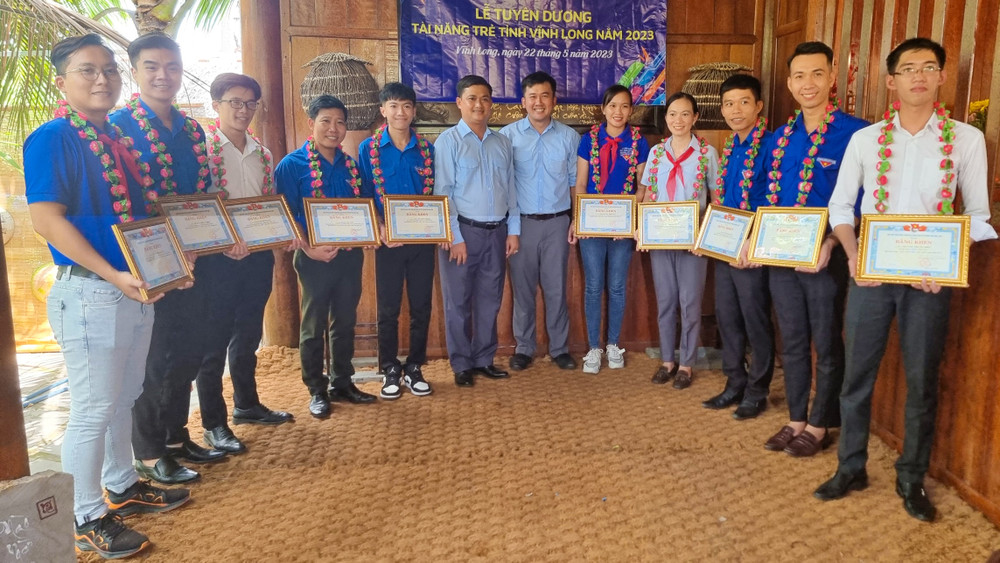 Các tài năng trẻ tiêu biểu tỉnh Vĩnh Long năm 2023 được tuyên dương. 