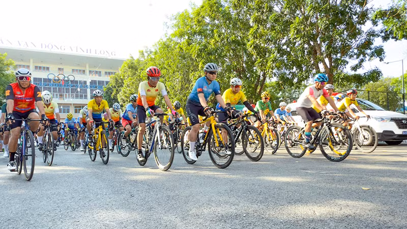 Các vận động viên xuất phát. 