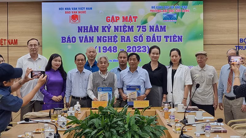 Báo Văn nghệ và Trường Đại học Cửu Long ký kết hợp tác về văn hoá văn nghệ trong thời gian tới.